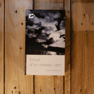 Envol d'un oiseau vert