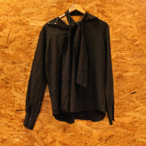 Blouse à col lavallière et manches longues